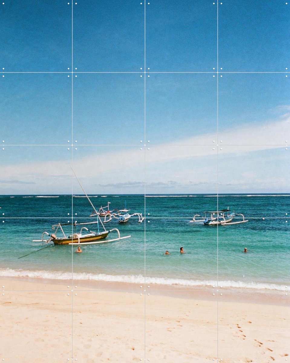 IXXI Nusa Dua, We Like Bali - 80 x 100 cm - Gratis ophangtool - Grote wanddecoratie en posters - Fotografie, Kleurrijk, Woonkamer, Slaapkamer, Boten &