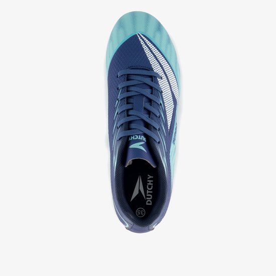 Bovenaanzicht van een blauwe Dutchy voetbalschoen met witte stippenpatroon op de neus.