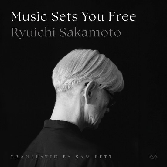 De hoes van het boek "Music Sets You Free" toont een portret van Ryuichi Sakamoto, met de tekst "Music Sets You Free" en "TRANSLATED BY SAM BETT".