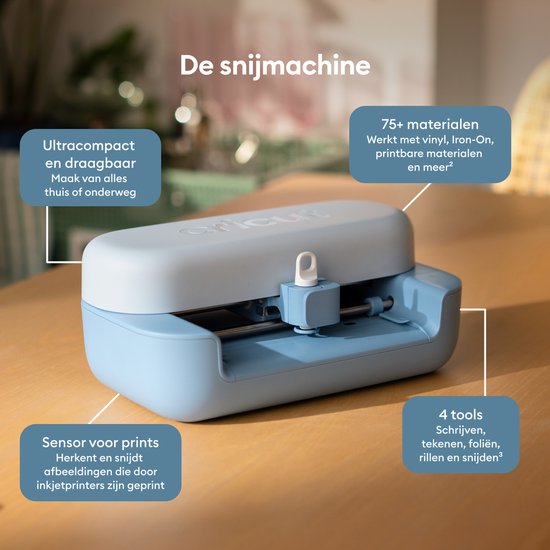 Cricut Joy snijmachine met labels voor functies zoals "Ultragcompact", "75+ materialen" en "4 tools".