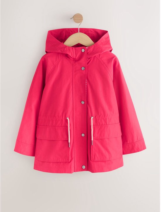 Fuchsia regenjas met capuchon, gedrapeerd aan een kapstok, met opgestikte zakken en trekkoorden.
