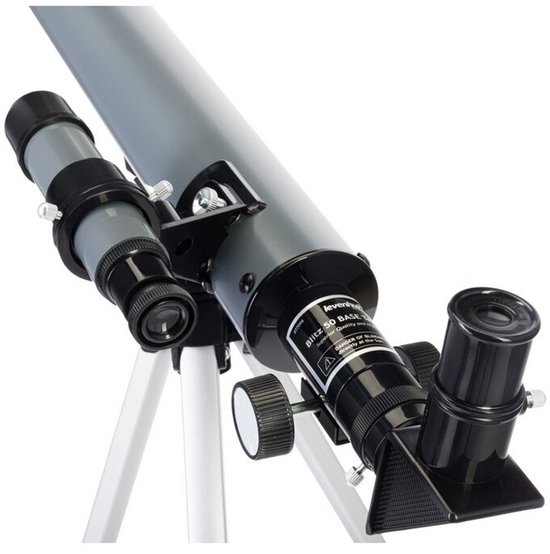 Grijze telescoop met extra zoekerbuis en oculair, gemonteerd op een zilveren statief.