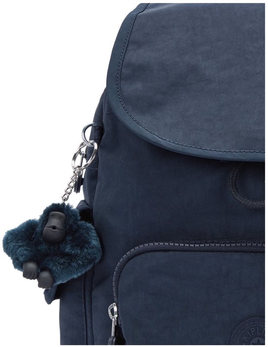 Donkerblauwe Kipling rugzak met aapjes-sleutelhanger aan de zijkant.