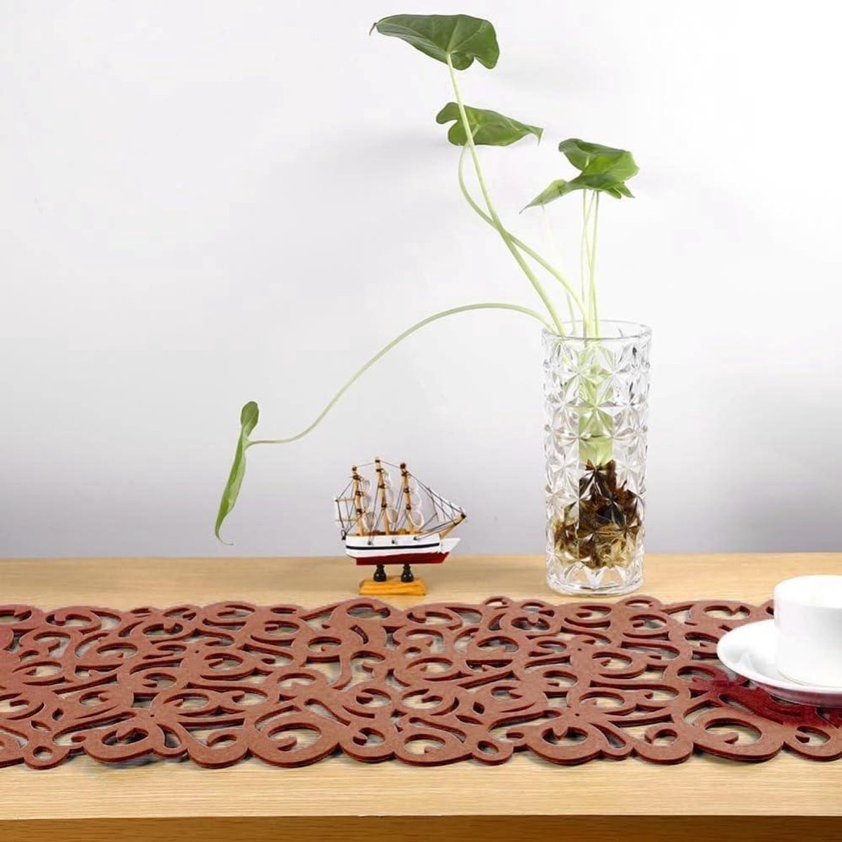 Tafelloper met bloemenmotief, wasbaar en decoratief, 100 x 30 cm, bruin.