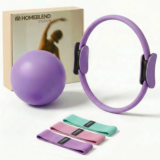 Paarse pilates ring, paarse pilates bal en drie weerstandsbanden (paars, roze, mintgroen) op een witte achtergrond. Tekst: 'HOMEBLEND STUDIOS'.