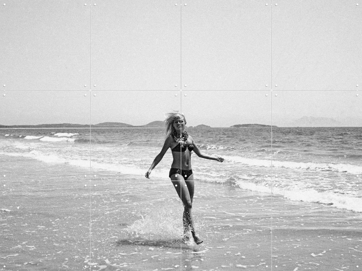 IXXI Brigitte Bardot a Buzios (Brasil), Bridgeman Images - 80 x 60 cm - Gratis ophangtool - Grote wanddecoratie en posters - Fotografie, Vintage