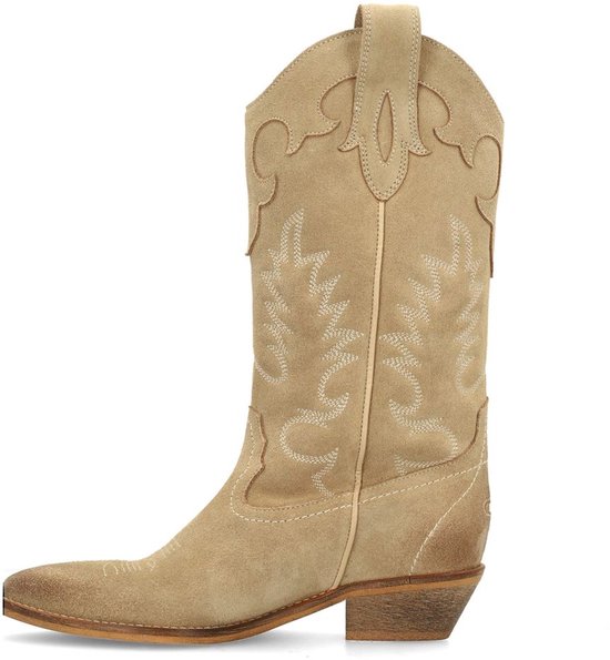 Lichtbruine suède cowboylaars met decoratieve witte sierstiksels en een houten hak.