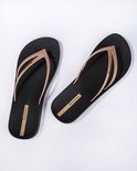 Zwarte Ipanema teenslippers met goudkleurige bandjes met gevlochten detail.