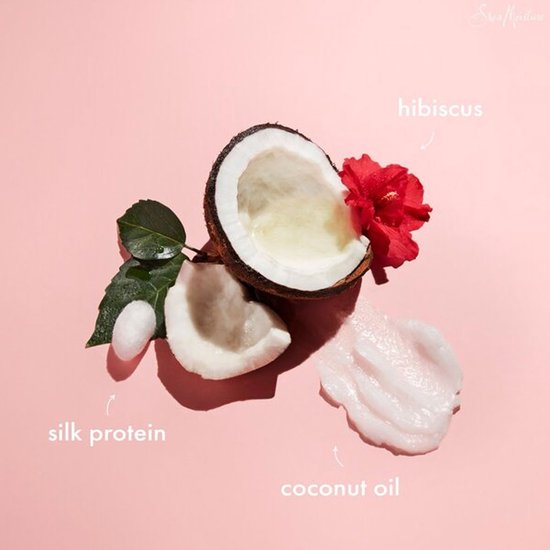 Hibiscusbloem, kokosolie, zijdeproteïne en een klodder crème op een roze achtergrond.