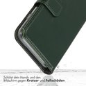 Close-up van een donkergroene telefoonhoes die een telefoon beschermt tegen vallen. Tekst: 'Schützt dein Handy und den Bildschirm gegen Kratzer und Fallschäden'.