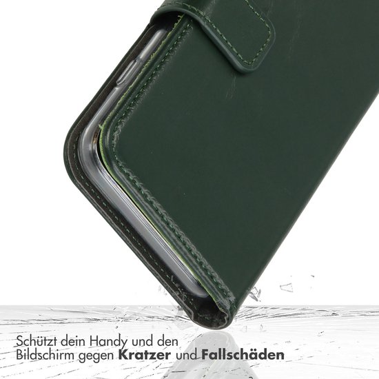 Close-up van een donkergroene telefoonhoes die een telefoon beschermt tegen vallen. Tekst: 'Schützt dein Handy und den Bildschirm gegen Kratzer und Fallschäden'.