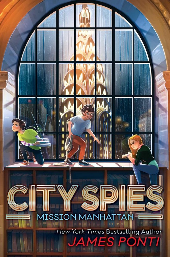 Boekomslag 'City Spies: Mission Manhattan' met drie kinderen die zich voorbereiden op een missie voor een grote bibliotheek met New York op de achtergrond.