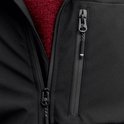 Detail van zwarte jas met ritssluitingen en 'Jack & Jones' op de ritslip.