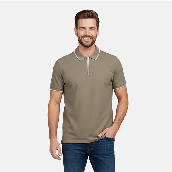 Man met een glimlach draagt een kaki poloshirt met witte kraag en manchetten, en een ritssluiting.