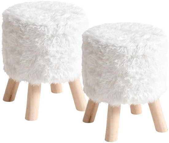 Twee witte, pluizige krukjes met houten pootjes.