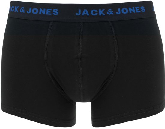 Zwarte boxer shorts van JACK & JONES met blauwe tekst op de tailleband.