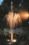 Pompe de fontaine projetant de l'eau dans l'obscurité, illuminée par une lueur chaude.