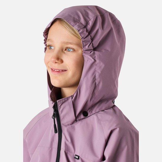 Meisje met blond haar en blauwe ogen, met de capuchon van een lichtpaarse jas op.