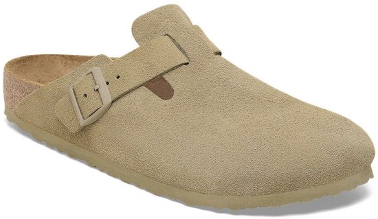 Enkele beige suède Birkenstock Boston slipper met gesp, van opzij gezien.