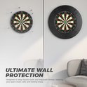 Dartbord met zwarte, rode en groene segmenten, aan de muur bevestigd met een zwarte surround.