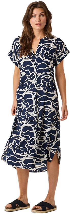 Een model draagt een donkerblauwe jurk met witte golvende lijnen, korte mouwen, v-hals en splitjes aan de zijkant.