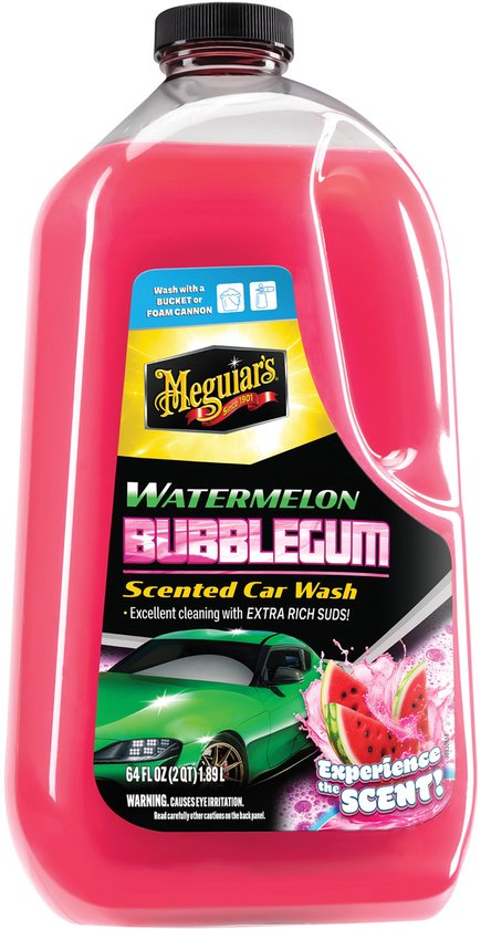 Fles autoshampoo met roze vloeistof en een label met een groene auto, watermeloen en de tekst "Watermelon Bubblegum".