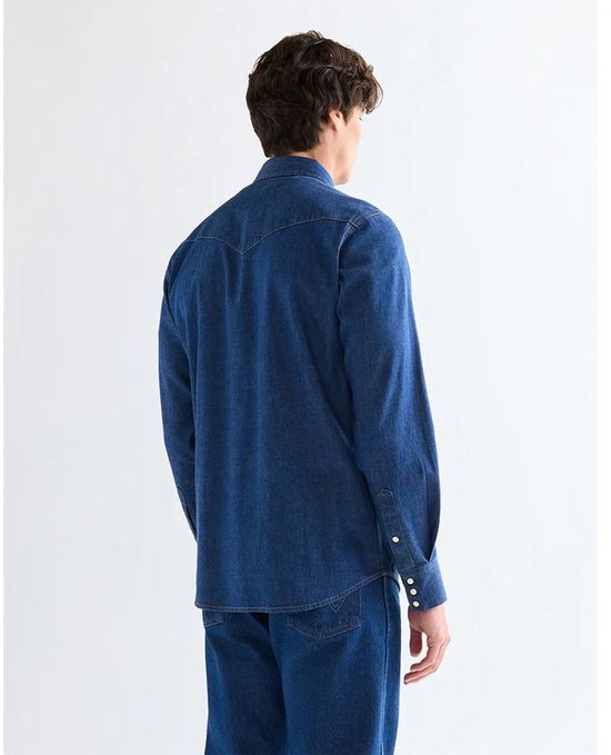 Man met lange mouwen, diepblauwe spijkerblouse, achterkant, witte knopen, witte naden.