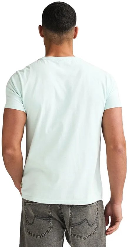 Man in lichtgroen T-shirt, rug zichtbaar, met label rechtsonder.