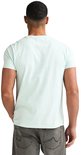 Man in lichtgroen T-shirt, rug zichtbaar, met label rechtsonder.