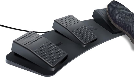 Triple pédale noire avec un pied dessus. Chaque pédale a une texture antidérapante.