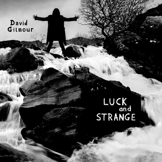 Pochette d'album de David Gilmour debout sur un rocher près d'une cascade, avec le texte 'David Gilmour LUCK and STRANGE'.