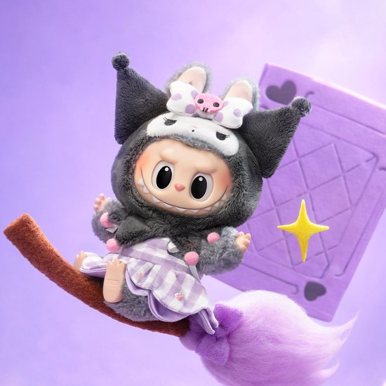 Labubu Kuromi met grijze outfit, paarse gestreepte rok en strik, zittend op een bezemsteel.