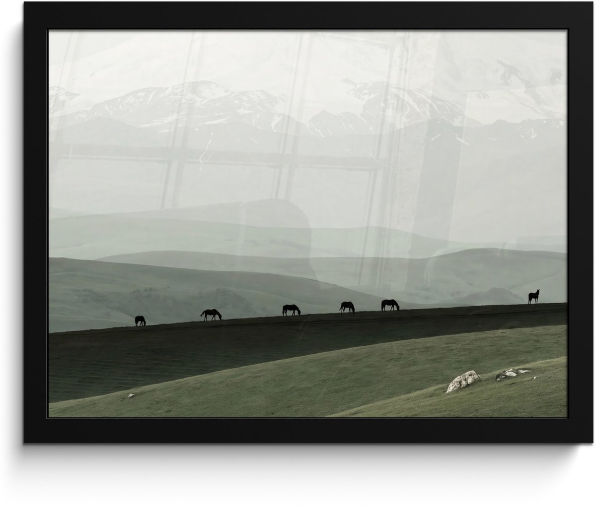 FrameYourWall Poster in lijst - Fotolijst 40x30 cm - Posters - Grijs - Berg - Paarden - Posterlijst zwart - Decoratie - Wanddecoratie woonkamer - Muurdecoratie slaapkamer