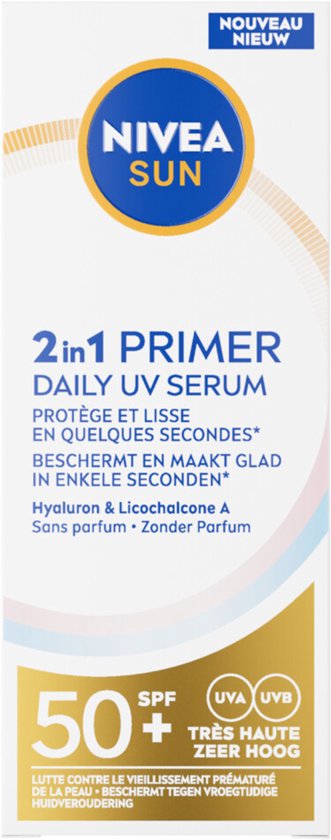 Een NIVEA SUN 2in1 PRIMER DAILY UV SERUM SPF 50+ flesje met "BESCHERMT EN MAAKT GLAD IN ENKELE seconden" en "Hyaluron & Licochalcone A".