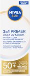 Een NIVEA SUN 2in1 PRIMER DAILY UV SERUM SPF 50+ flesje met "BESCHERMT EN MAAKT GLAD IN ENKELE seconden" en "Hyaluron & Licochalcone A".