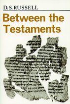 Boekomslag van 'Between the Testaments' door D.S. Russell met afbeeldingen van oude Hebreeuwse schriftrollen.