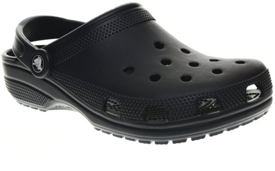 Crocs Clog noir avec bride pivotante et trous d'aération.