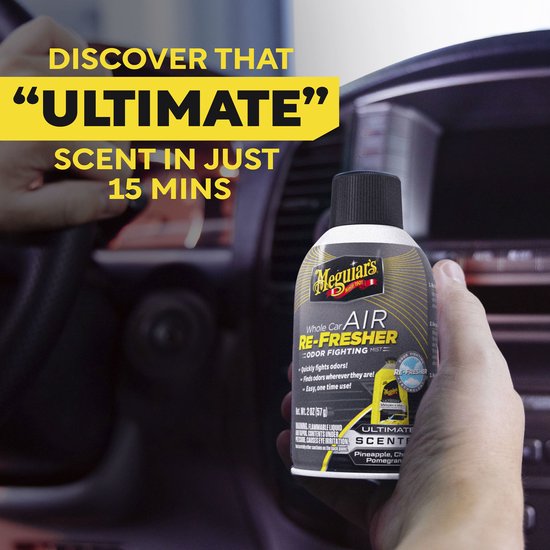 Hand met Meguiar's Whole Car Air Re-Fresher, 2 oz., in een auto.