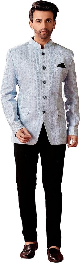 Man in lichtblauwe blazer met geborduurd patroon, zwarte broek.