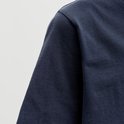 Close-up van de donkerblauwe stof van een T-shirt.