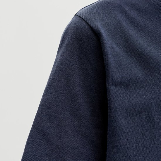 Close-up van de donkerblauwe stof van een T-shirt.