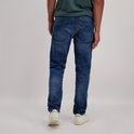 Model met de rug naar ons toe, draagt een blauwe regular fit jeans.