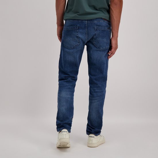 Model met de rug naar ons toe, draagt een blauwe regular fit jeans.