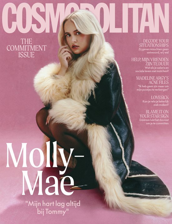 Molly-Mae op de cover, gekleed in een zwarte jas met dikke, lichte bontkraag en -manchetten.