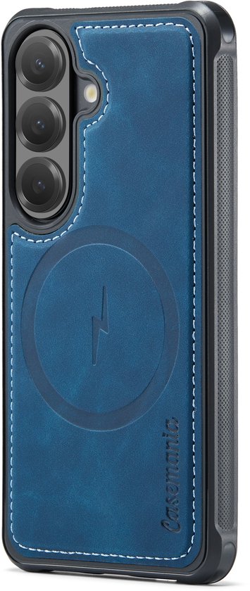 Marineblauwe Casemania telefoonhoes, zijaanzicht, met witte stiksels en MagSafe-logo.