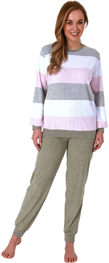 Een vrouw draagt een pyjamaset: een top met roze, witte en grijze horizontale strepen en een effen olijfgroene broek.