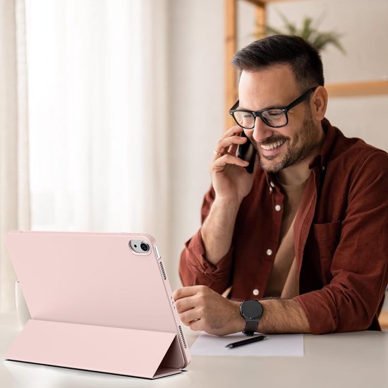 Casemania Stylus en Hoes Geschikt voor Apple iPad 2025 (A16) - Licht Roze - Universeel Stylus Pen - Smart Cover met Pencil Slot Uitsparing van Casemania — afbeelding 2