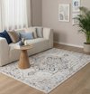 Tapis crème à motif délavé en brun et bleu, dans un salon.