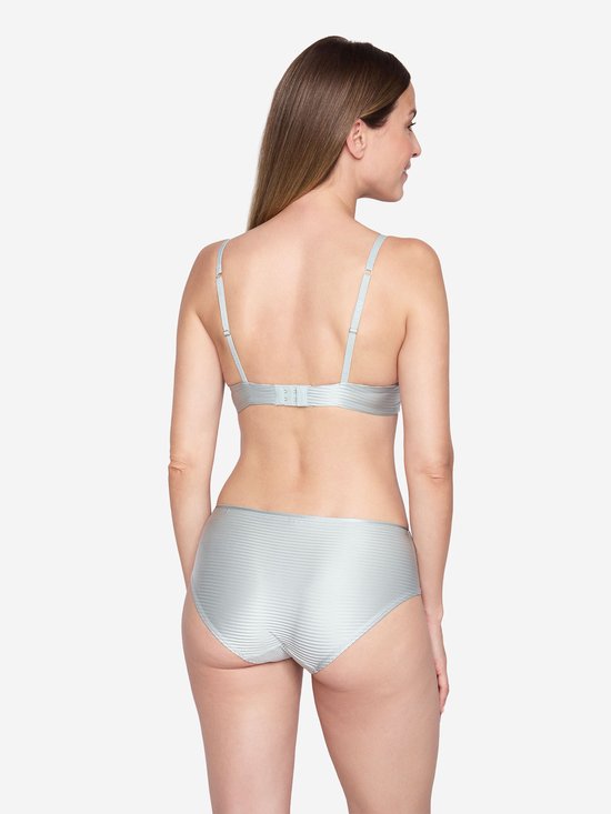 Model draagt lichtgrijze push-up beha met horizontale ribbels en bijpassende slip, van achteren gezien.