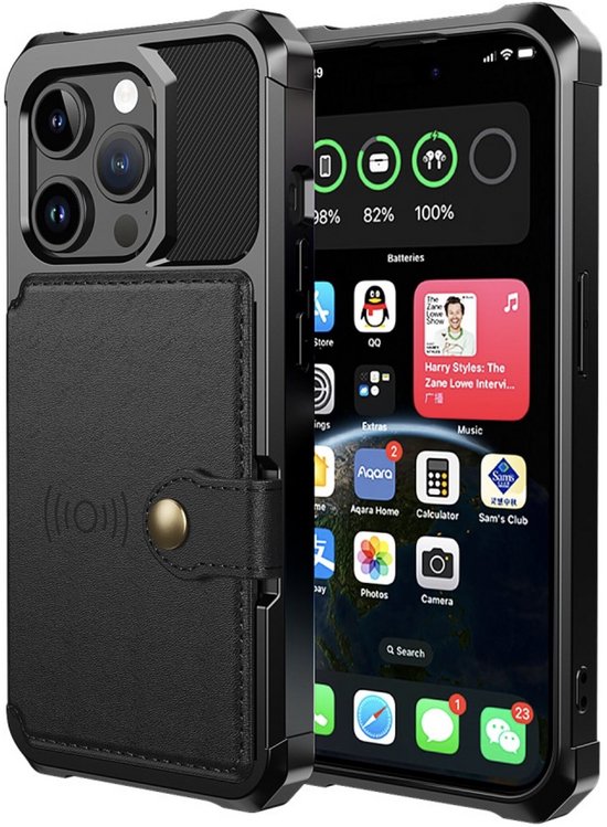 Coque de téléphone noire avec porte-cartes fermé, avec symbole de chargement sans fil. Le téléphone affiche des widgets à l'écran.